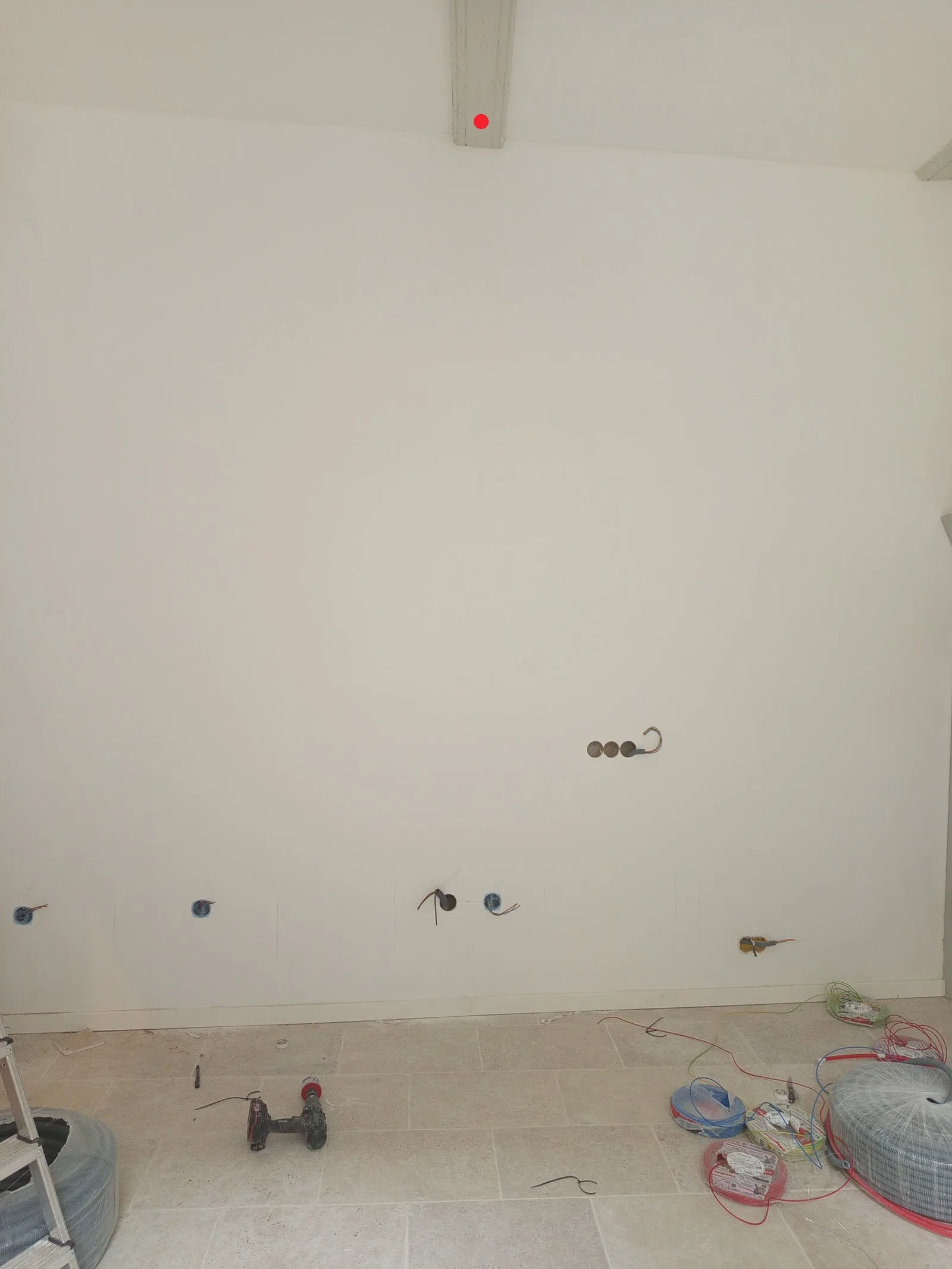 Mur en cours de chantier : boîtiers d'encastrement alignés et couronnes de câbles, chantier M.A.S ELEC 30