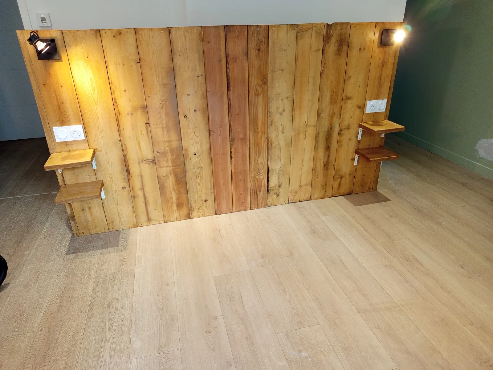 Tête de lit en bois avec deux appliques allumées, prises et liseuses installées par M.A.S ELEC 30