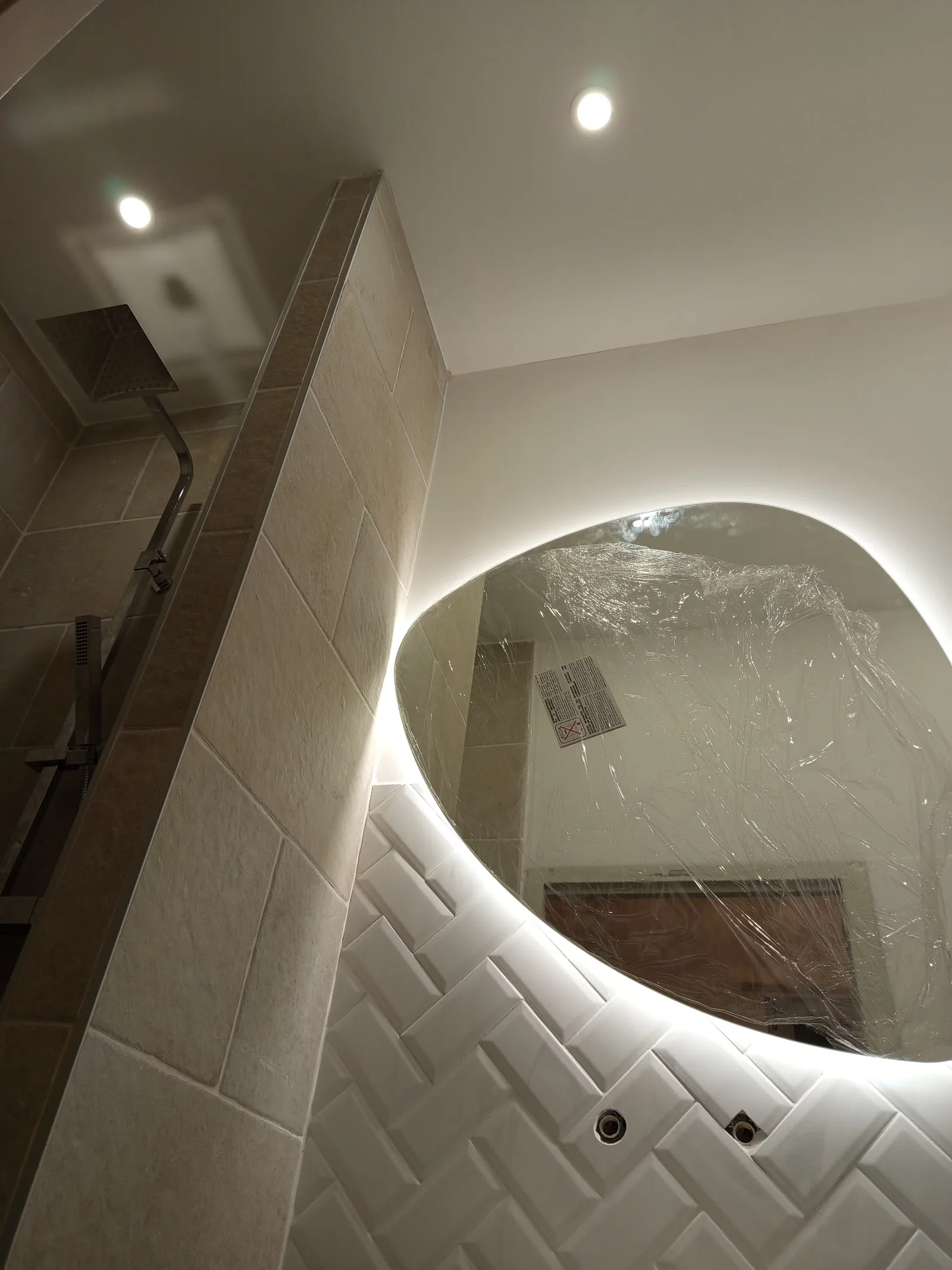 Salle de bain équipée par M.A.S ELEC 30 : miroir rétroéclairé et spots encastrés au plafond