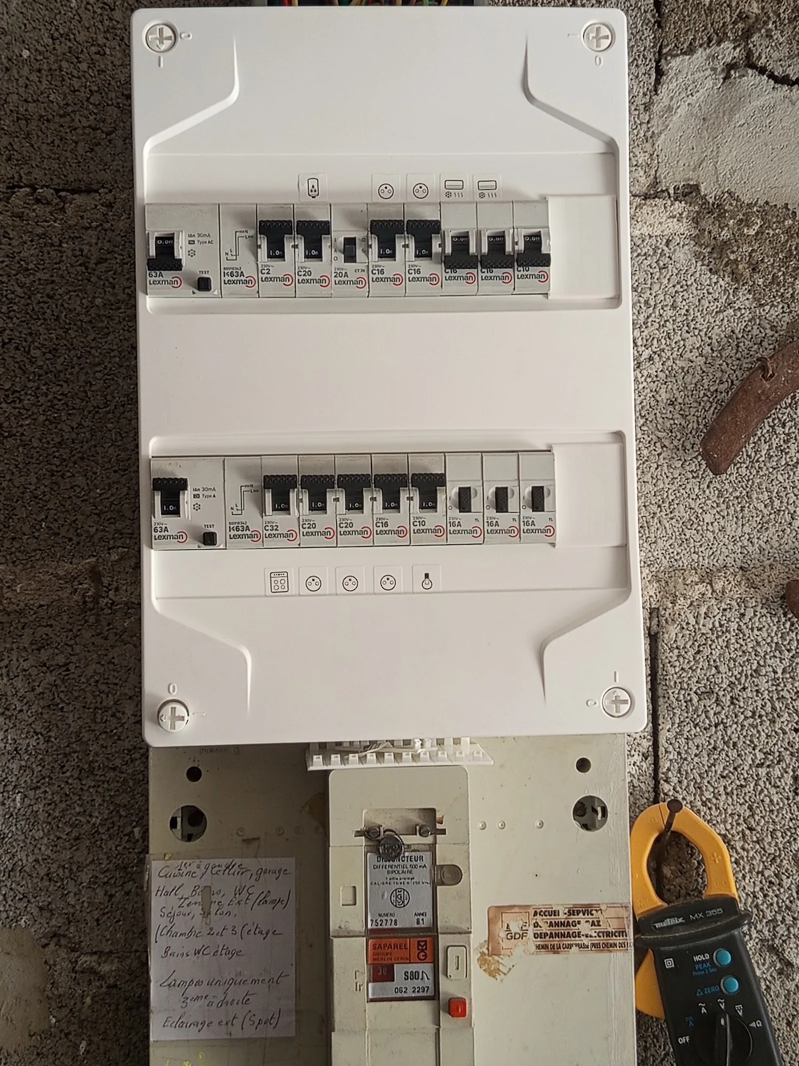 Tableau électrique neuf posé par M.A.S ELEC 30 : deux rangées de disjoncteurs alignés et repérés par pictogrammes